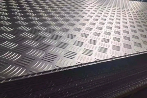 ¿Cuáles son las características de la película de óxido de la placa de aluminio estampado?