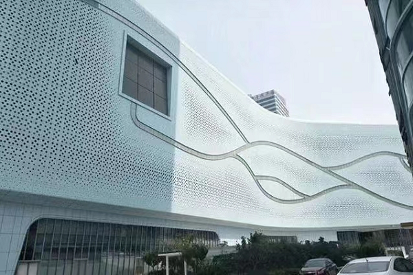 ¿Cuáles son las ventajas de los paneles de aluminio de pared de cortina y la tecnología de procesamiento?
