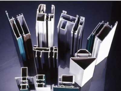 La diferencia entre la pulverización de fluorocarbono y la pulverización de polvo de los perfiles de aluminio para las paredes cortinas y las puertas.
